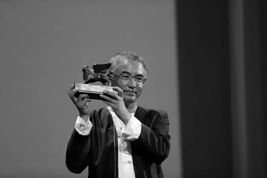 导演万玛才旦去世 与黄轩新片《陌生人》刚杀青(图1)