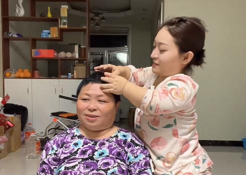 侏儒网红李大可爱:身高1米,嫁1.87米大帅哥,结婚2年却惨遭抛弃(图3) 侏儒网红李大可爱:身高1米,嫁1.87米大帅哥,结婚2年却惨遭抛弃(图3)