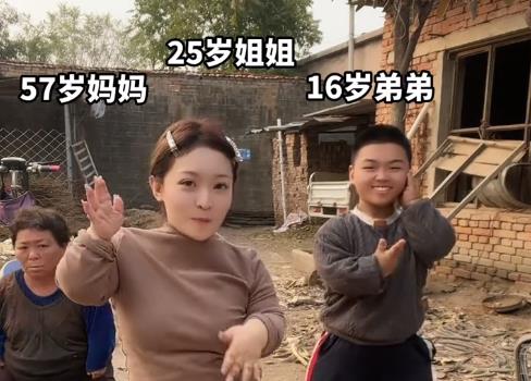 侏儒网红李大可爱:身高1米,嫁1.87米大帅哥,结婚2年却惨遭抛弃(图4) 侏儒网红李大可爱:身高1米,嫁1.87米大帅哥,结婚2年却惨遭抛弃(图4)