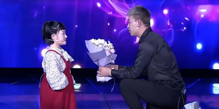 侏儒网红李大可爱:身高1米,嫁1.87米大帅哥,结婚2年却惨遭抛弃(图2) 侏儒网红李大可爱:身高1米,嫁1.87米大帅哥,结婚2年却惨遭抛弃(图2)