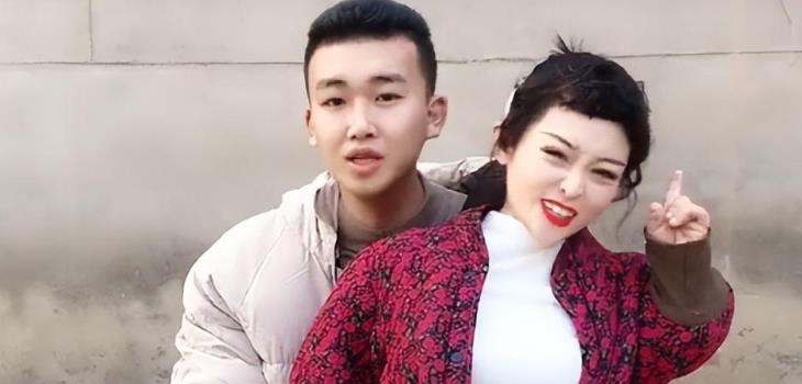 侏儒网红李大可爱:身高1米,嫁1.87米大帅哥,结婚2年却惨遭抛弃(图7) 侏儒网红李大可爱:身高1米,嫁1.87米大帅哥,结婚2年却惨遭抛弃(图7)