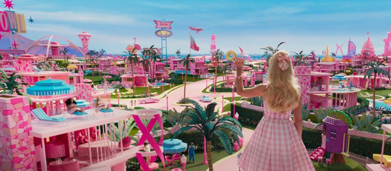 嗨，肯!《芭比》曝预告 甜妹芭比硬核闯入真实世界(图2)