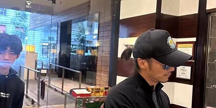 谢霆锋长子再被偶遇，16岁Lucas与女生同游，驼背严重不注意形体(图3)