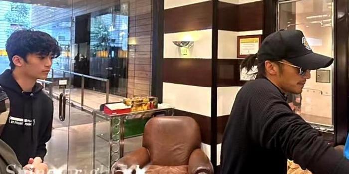 谢霆锋长子再被偶遇，16岁Lucas与女生同游，驼背严重不注意形体(图4)