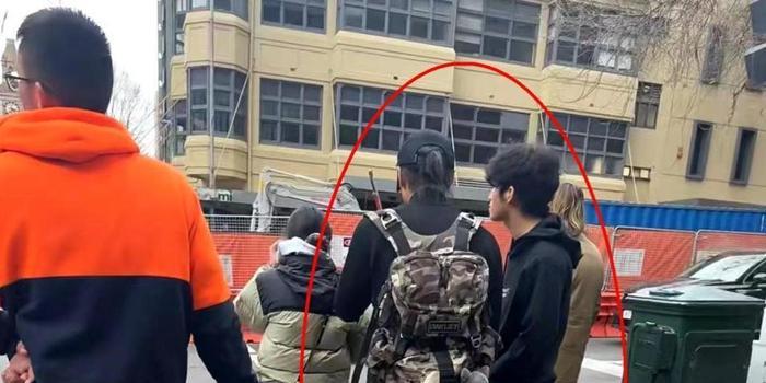 谢霆锋长子再被偶遇，16岁Lucas与女生同游，驼背严重不注意形体(图2)