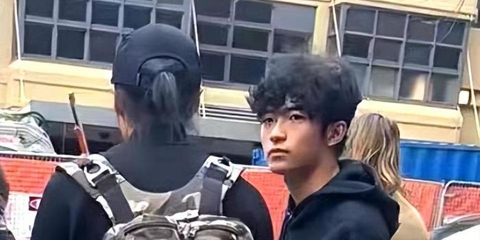 谢霆锋长子再被偶遇，16岁Lucas与女生同游，驼背严重不注意形体(图5)