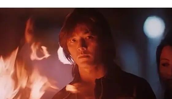 《征服》和《古惑仔》展现了90年代和21世纪的两种文化风格(图8)