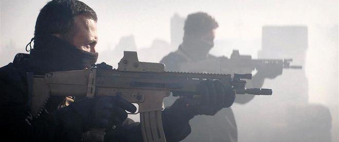 《金爆行动》:杰森斯坦森暴爽动作大片,子弹满天飞,精彩刺激(图21) 《金爆行动》:杰森斯坦森暴爽动作大片,子弹满天飞,精彩刺激(图21)