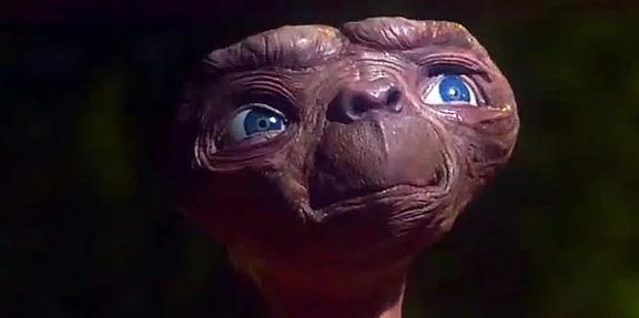 《E.T.外星人》：友谊、成长与自我发现的情感探索与社会反思(图2)