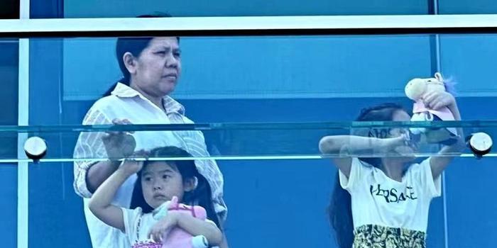 方媛带娃看郭富城演唱会,女儿大喊爸爸英文名,还能跟唱爸爸的歌(图16) 方媛带娃看郭富城演唱会,女儿大喊爸爸英文名,还能跟唱爸爸的歌(图16)