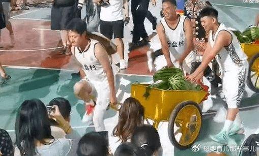 白岩松谈“孩子刷手机上瘾”,撒贝宁果然是央视显眼包,大秀舞蹈(图4) 白岩松谈“孩子刷手机上瘾”,撒贝宁果然是央视显眼包,大秀舞蹈(图4)