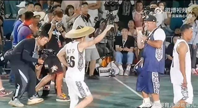 白岩松谈“孩子刷手机上瘾”,撒贝宁果然是央视显眼包,大秀舞蹈(图3) 白岩松谈“孩子刷手机上瘾”,撒贝宁果然是央视显眼包,大秀舞蹈(图3)