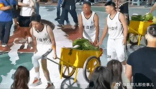 白岩松谈“孩子刷手机上瘾”,撒贝宁果然是央视显眼包,大秀舞蹈(图2) 白岩松谈“孩子刷手机上瘾”,撒贝宁果然是央视显眼包,大秀舞蹈(图2)