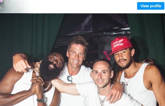 首播收视率破1,《新闻联播》花18秒强推,央视这部生活剧爆了(图33) 首播收视率破1,《新闻联播》花18秒强推,央视这部生活剧爆了(图33)