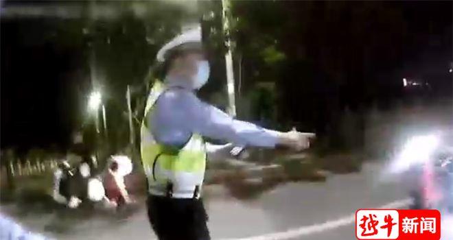 43岁民警在处置警情时被嫌疑人持刀刺伤，不幸牺牲   (图3)