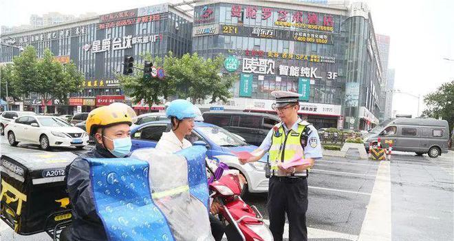 43岁民警在处置警情时被嫌疑人持刀刺伤，不幸牺牲   (图6)