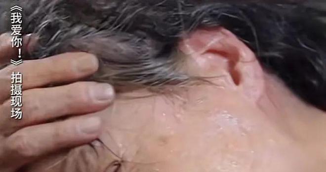 电影《我爱你》没人看?惠英红哽咽回应观众:我向你道歉!(图4) 电影《我爱你》没人看?惠英红哽咽回应观众:我向你道歉!(图4)