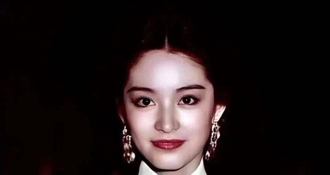 井川里予内衣外穿的性张力,为啥比不过宋轶的耐克配旗袍?(图6) 井川里予内衣外穿的性张力,为啥比不过宋轶的耐克配旗袍?(图6)