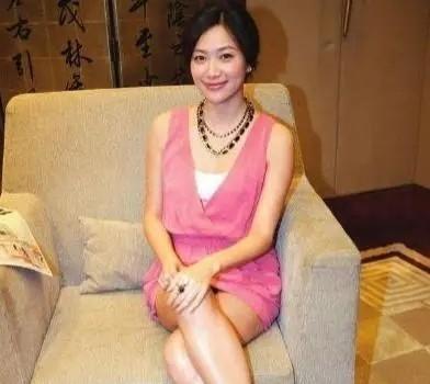 49岁徐静蕾近况曝光：晒高端泳池照，定居美国6年，已吃成胖美人(图10)