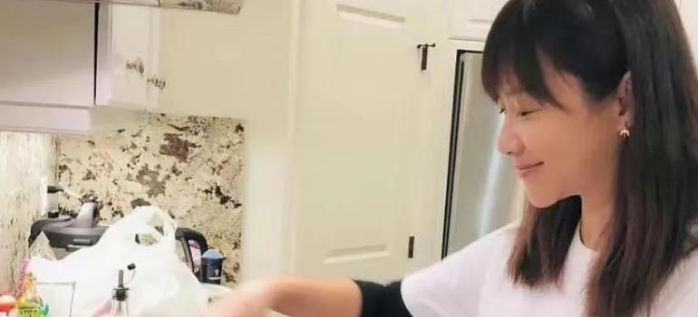 49岁徐静蕾近况曝光：晒高端泳池照，定居美国6年，已吃成胖美人(图15)