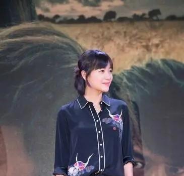 49岁徐静蕾近况曝光：晒高端泳池照，定居美国6年，已吃成胖美人(图29)