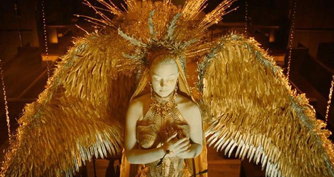 ​《思维笼》，超诡谲的悬疑惊悚电影，杀人魔将死者扮成黄金天使(图8)