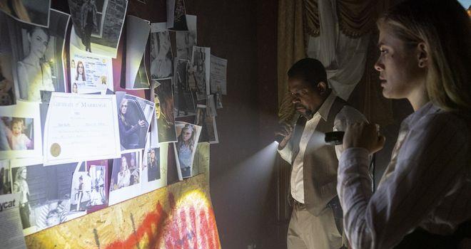 ​《思维笼》，超诡谲的悬疑惊悚电影，杀人魔将死者扮成黄金天使(图6)