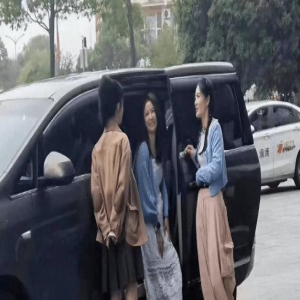 林心如与谢娜同框，引发状态争议，揭秘娱乐圈的舆论困境