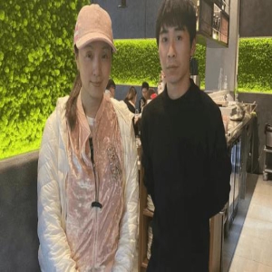 曝陶虹回国，跟徐峥一起看话剧，8.2亿资金疑已解冻，风波已过？