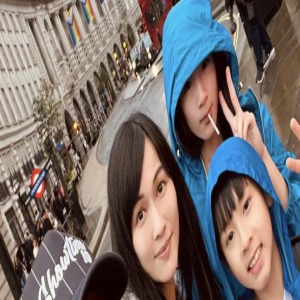 吴尊女儿近照引争议！双腿太细似骷髅、被骂太虚荣，五官如爸复制