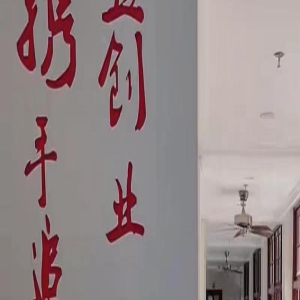 51岁袁立肥胖变化大，穿短裙腿部伤疤显眼，退圈转行甘当普通人