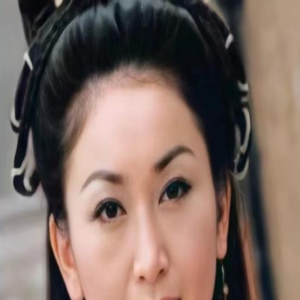温碧霞一家3口出游，大热天不敢露耳朵，13岁养子越长越像父亲！