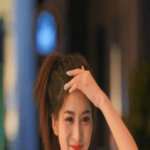 长相乖巧的小姐姐，高马尾洋溢着青春活力