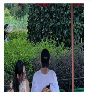 秋瓷炫一家3口被偶遇，于晓光玩手机不理妻子，孩子腿上全是伤！