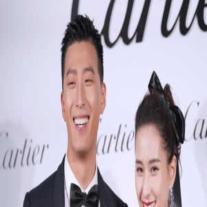 何超莲现身街头，被路人包围小腹凸起难前行，与窦骁结婚2月未见