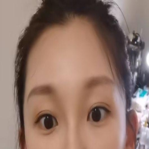 郑恺夫妇在上海遛娃！苗苗罕见化美妆露小蛮腰，身材纤瘦辟谣三胎传闻
