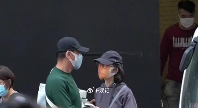 刘青云郭蔼明难得出国旅游 两人开心购物刘青云负责拿着战利品(图4) 刘青云郭蔼明难得出国旅游 两人开心购物刘青云负责拿着战利品(图4)