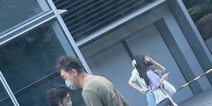 刘青云郭蔼明难得出国旅游 两人开心购物刘青云负责拿着战利品(图6) 刘青云郭蔼明难得出国旅游 两人开心购物刘青云负责拿着战利品(图6)