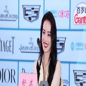 舒淇出席《寻她》上影节见面会，黑长卷发搭配花边衬衫，笑容依旧