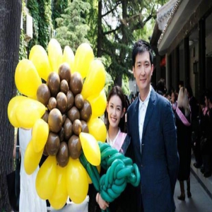 蒋依依晒穿学士服毕业照 与同学合照青春气息满满
