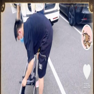 辟谣生三胎？郑恺老婆晒一家人游迪士尼，身材纤瘦却被质疑是库存