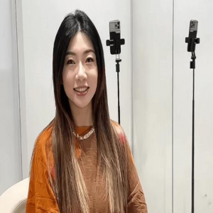 程晓玥产后恢复极好，纤细身材不输孕前，哺乳期染发引发网友热议